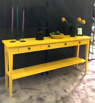Keltainen sivupöytä
