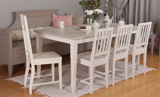 Jatkettava pöytä ja valkoiset tuolit