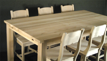 Moderni puinen ruokapöytä jatkopaloilla