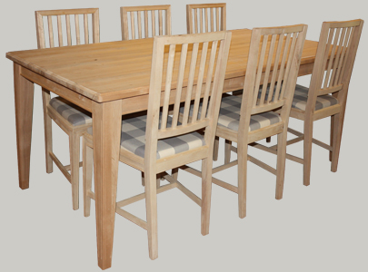 Suorakaiteen mallinen puuvalmis pöytä