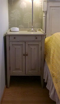 Shabby chic yöpöytä